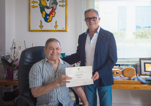 Il sindaco Nizzi consegna un riconoscimento a Nardino Fois