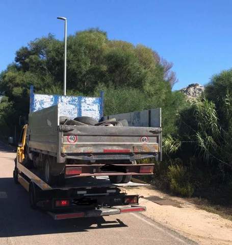 Controlli a tappeto nel territorio di Olbia: sequestrato un camioncino che trasportava materiale in modo irregolare