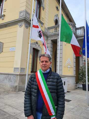 Minuto di silenzio davanti alle bandiere a mezz’asta. Il sindaco Settimo Nizzi aderisce all’iniziativa.