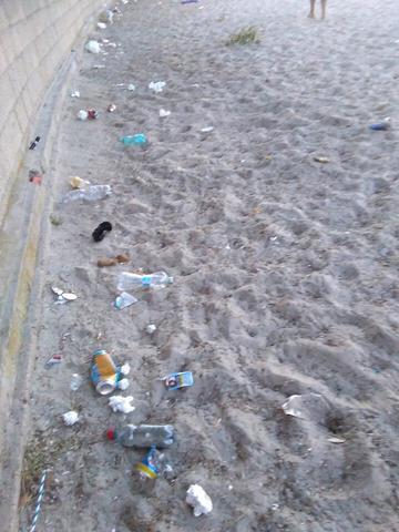 Le pessime condizioni in cui è stata lasciata la spiaggia di Pittulogu da un gruppo di ragazzi. Il sindaco Settimo Nizzi: «Vigileremo e saremo integerrimi una volta scoperti i responsabili»